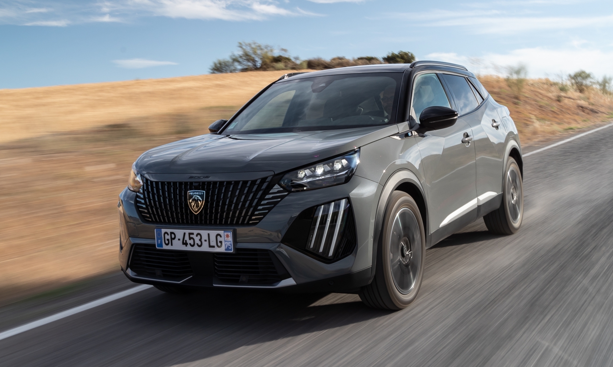A pesar de ser eléctrico y pequeño, el E-2008 presenta los atributos típicos de un Peugeot.