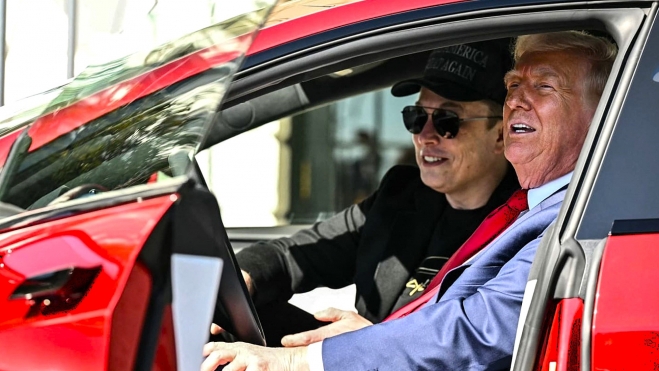 Pese a que no le gustan los coches eléctricos, Donald Trump se ha comprado un Tesla para apoyar a su amigo Elon Musk.