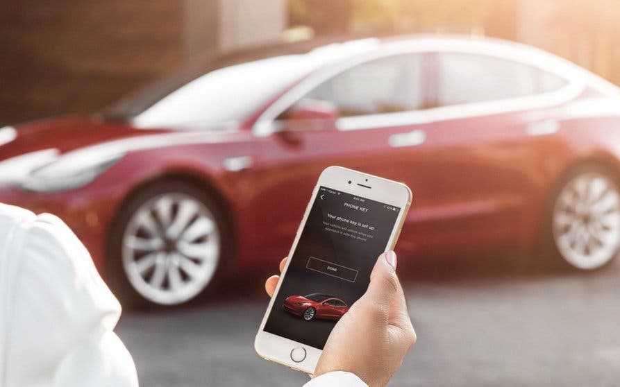  Lo último de Tesla: tú te bajas y el coche busca aparcamiento de manera autónoma 