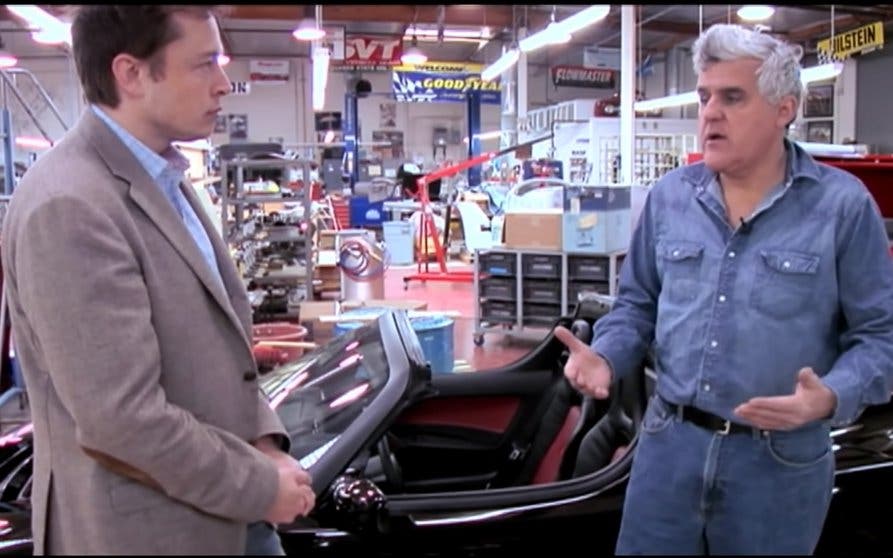  Jay Leno publica un vídeo inédito de 2008 probando el Tesla Roadster original 