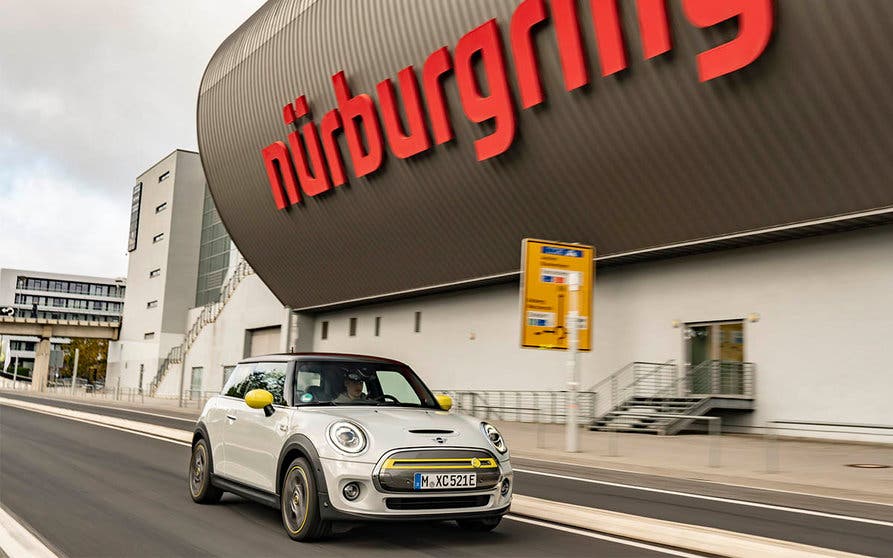  Mini Cooper SE en Nürburgring. 