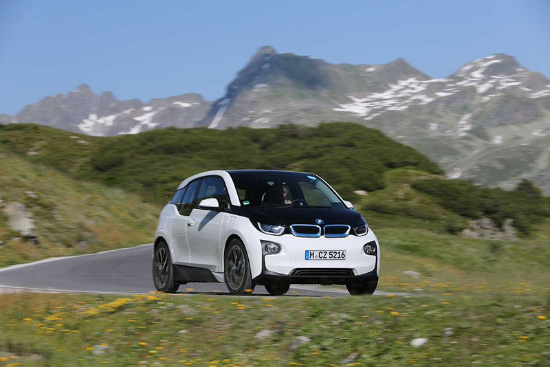 P90199150-bmw-i3-in-capparis-white-with-highlight-bmw-i-blue-07-2015-2249px