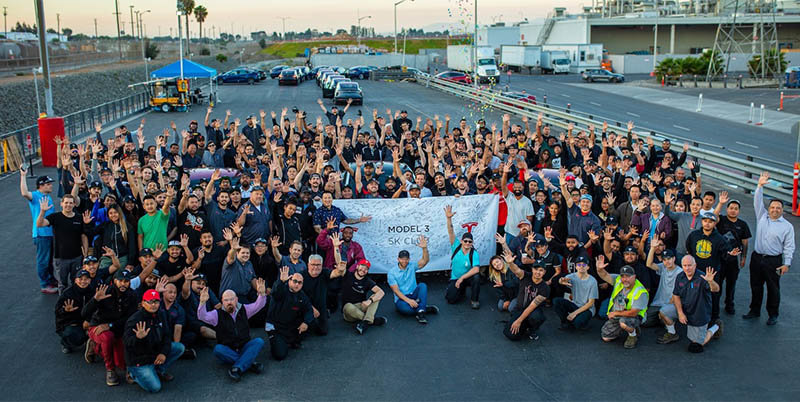 Foto del equipo de Tesla celebrando las 5.000 unidades del Model 3 en una semana