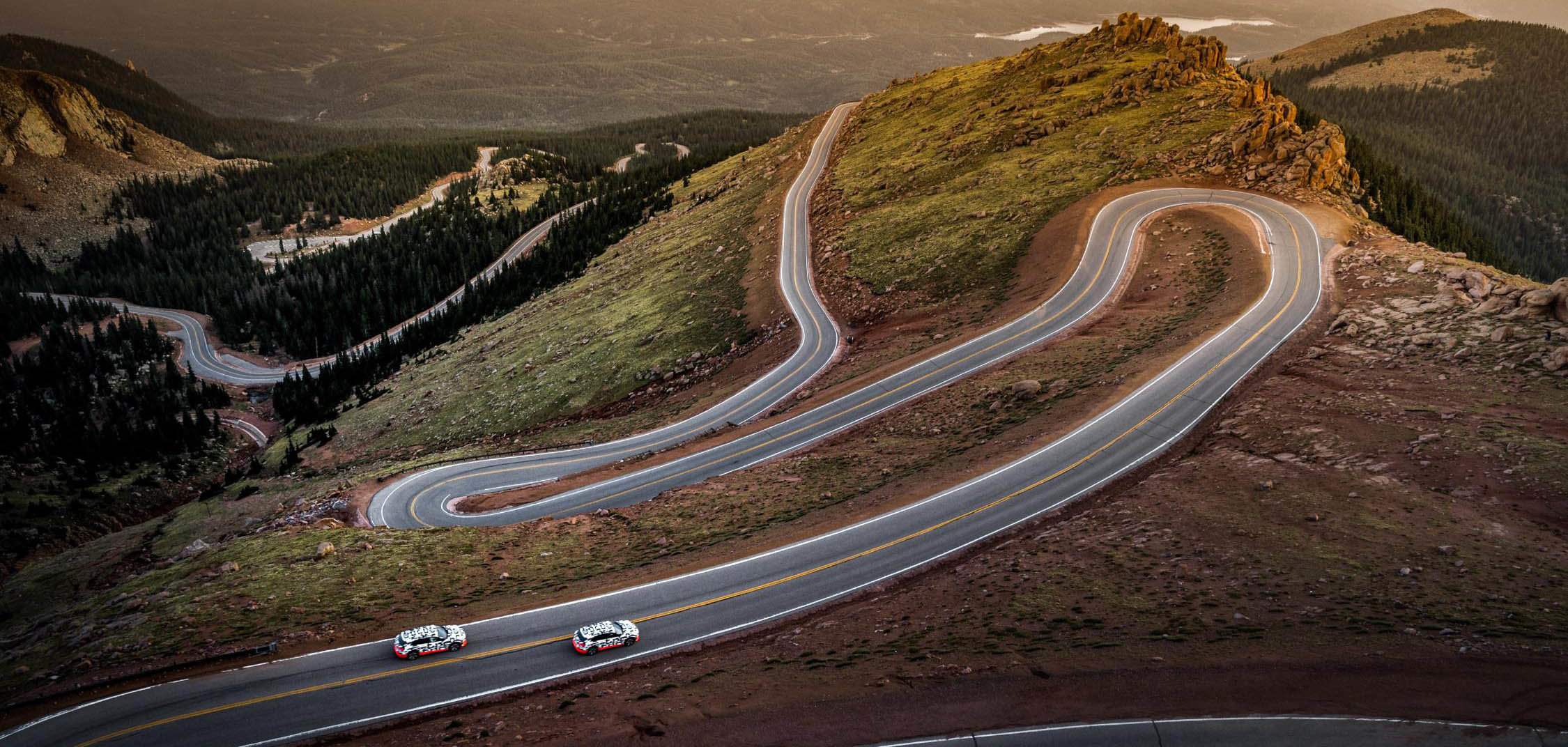Una parte de los 31 kilómetros de descenso de Peakes Peak, recorridos por el Audi e-tron