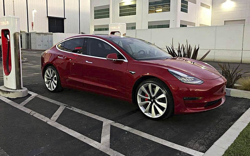 El Tesla Model 3 es uno de los coches eléctricos que utilizan baterías construidas a partir de celdas 21700.
