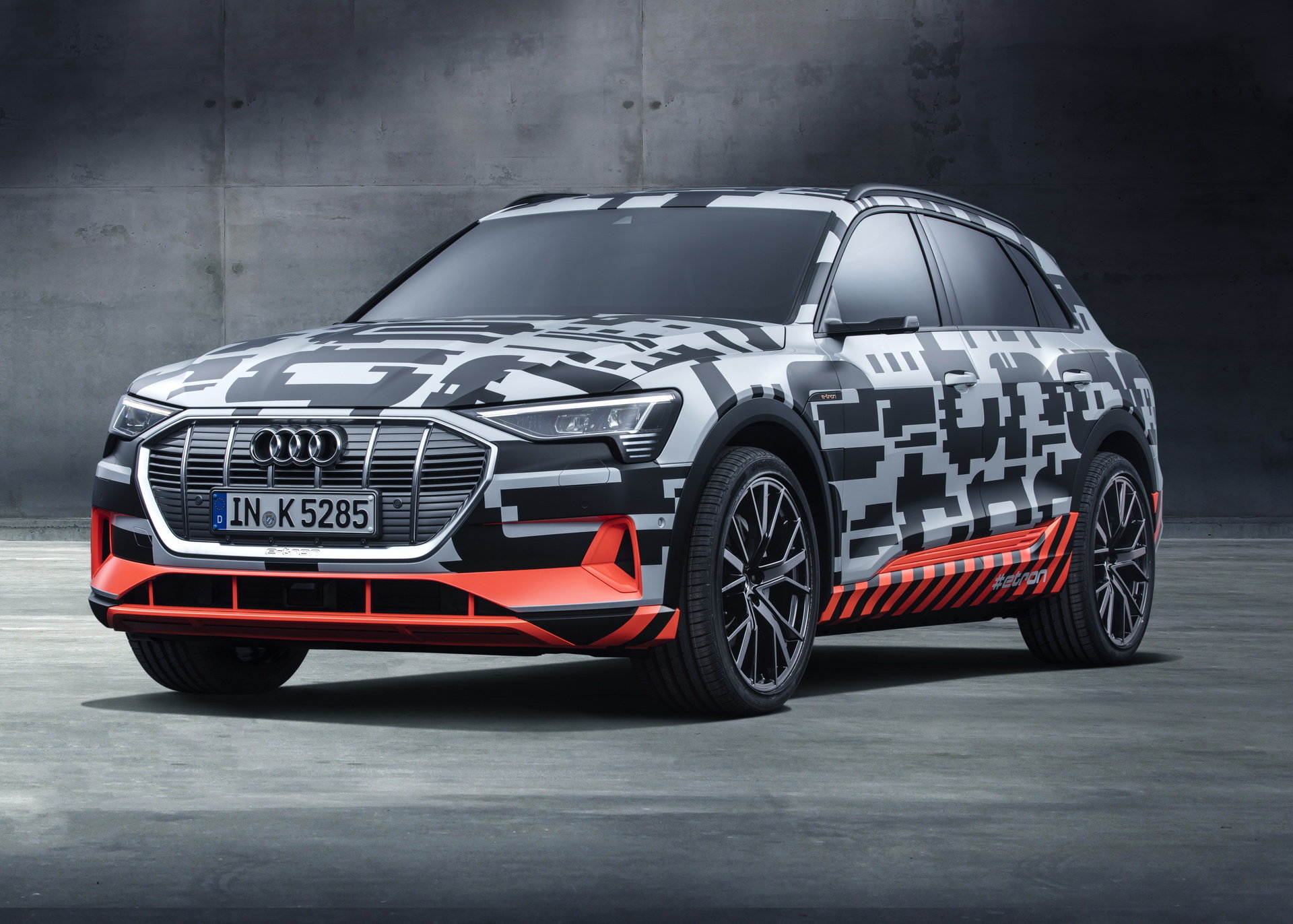 The Audi e-tron prototype offers a preview of the first purely electrically powered model from the brand. The SUV combines a roomy interior with a range capable of covering long distances.