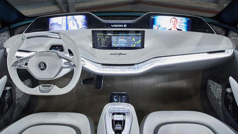 Puesto de conducción del Skoda Vision E concept con pantallas flotantes