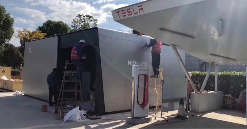 Estación de intercambio de baterías de Nio en EE.UU., junto a un Supercargador de Tesla. Ffoto de JayinShanghai en Reddit