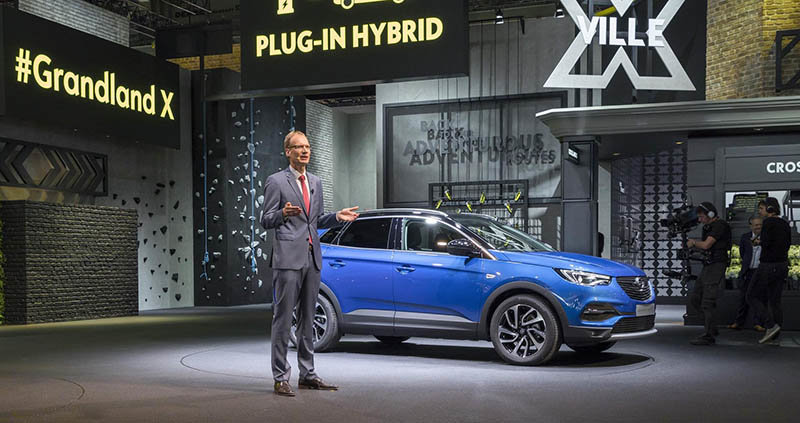 New terrain: Opel CEO Michael Lohscheller announced the arrival of the first Opel plug-in hybrid in the Grandland X.