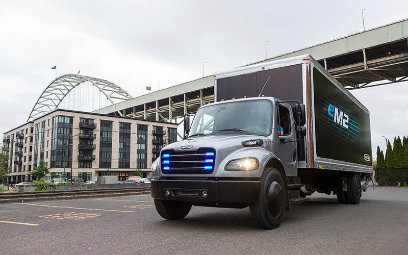 Daimler entrega la primera unidad del camión eléctrico Freightliner eM2 a Penske Truck Leasing