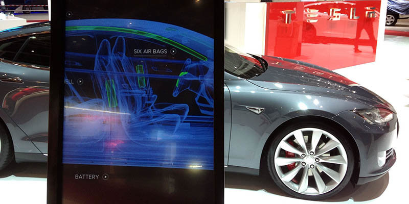 Tesla puso en marcha hace cuatro años un programa de recompensas para aumentar la seguridad de sus coches eléctricos