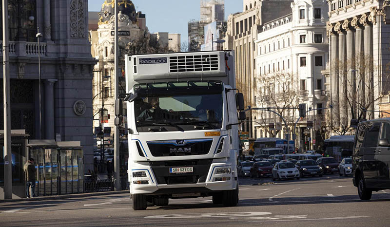 El MAN TGM 26.360 E durante sus pruebas en Madrid. Foto MAN Truck & Bus Iberia