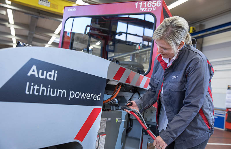 Audi tests factory vehicles powered by used lithium-ion batteries from electric cars. After the batteries have been taken back, they can continue to be used sensibly and sustainably.