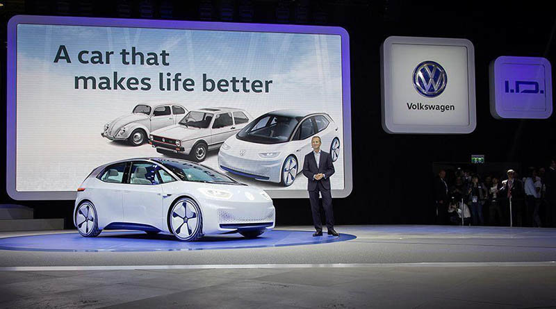 Herbert Diess, CEO de Volkswagen junto al Volkswagen ID.3