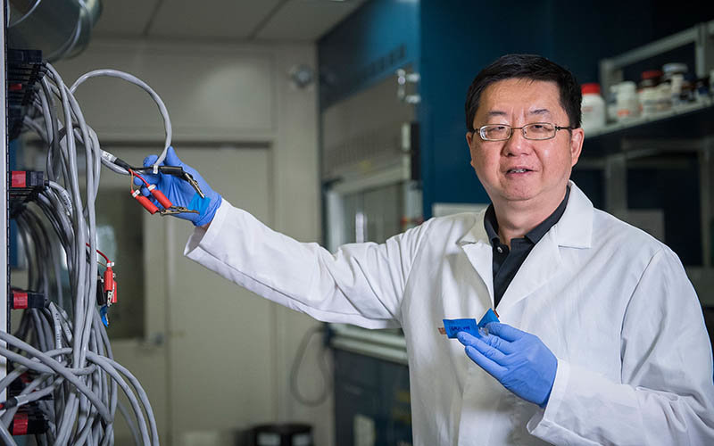 El Dr. Kang Xu, miembro de ARL y químico principal de investigación
