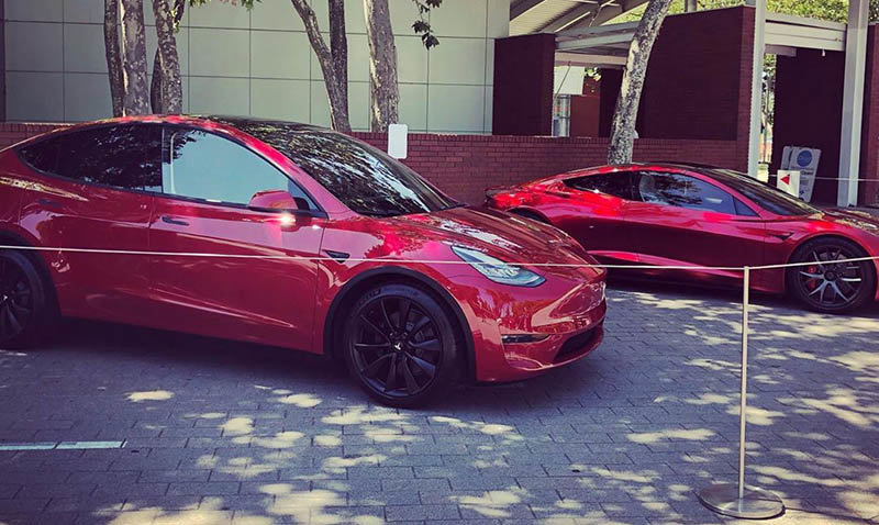 Tesla Roadster y Tesla Model Y en la Junta de accionistas de Tesla