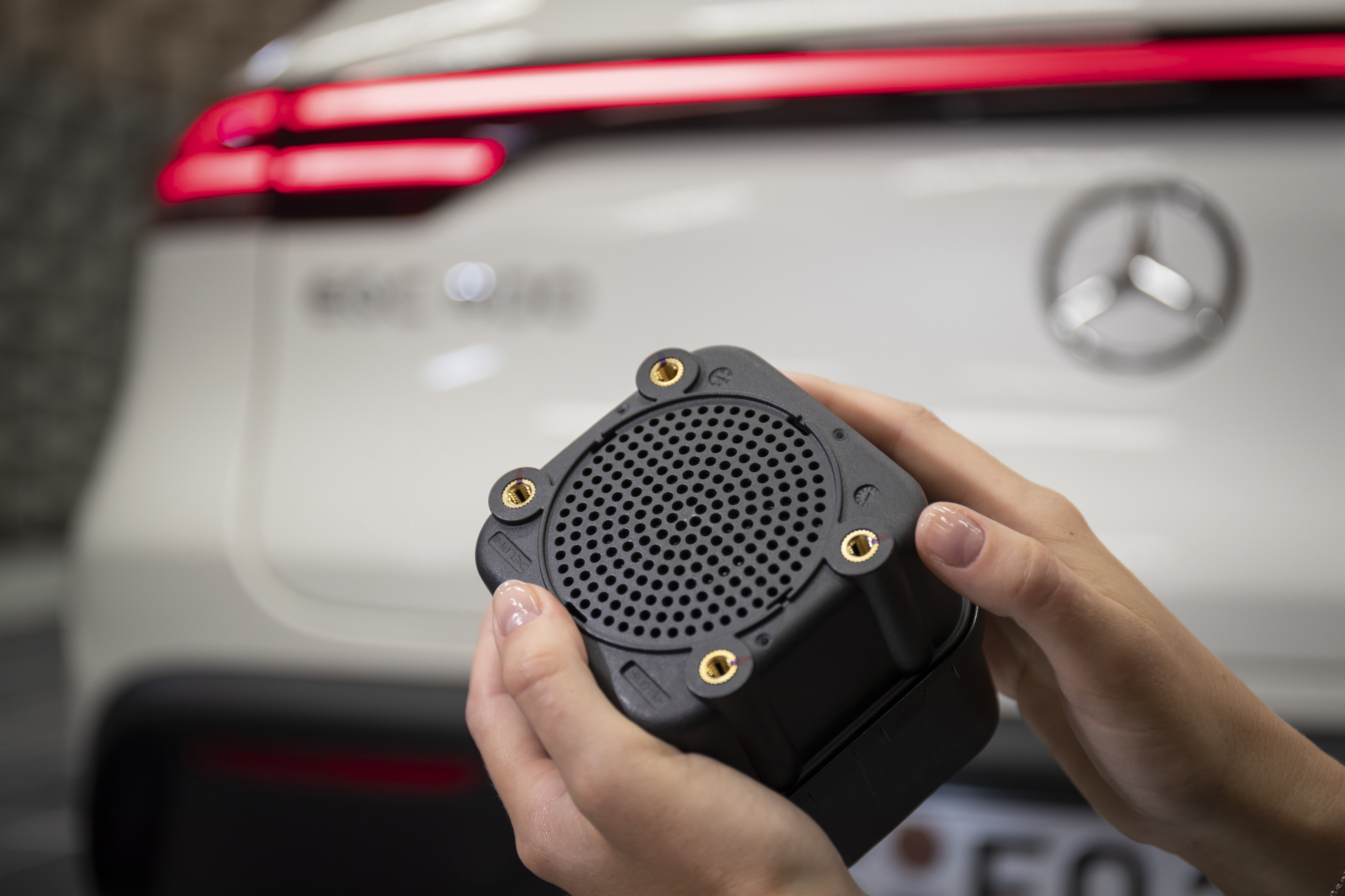 Mercedes-Benz Plug-In Hybride und Elektrofahrzeuge sind mit Soundgeneratoren ausgestattet. Mercedes-Benz plug-in hybrids and electric models are equipped with sound generators. 