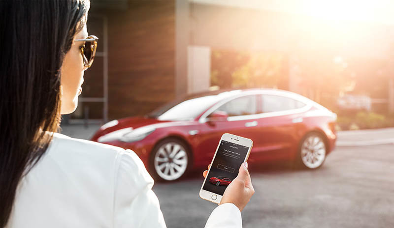 La función Summon actual permite mover el coche a través de la app de Tesla