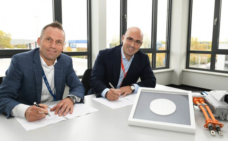 Jörg Grotendorst (izquierda), jefe de la división de movilidad eléctrica de ZF, y Cengiz Balkas, vicepresidente senior y director ejecutivo de Wolfspeed, firmando el contrato