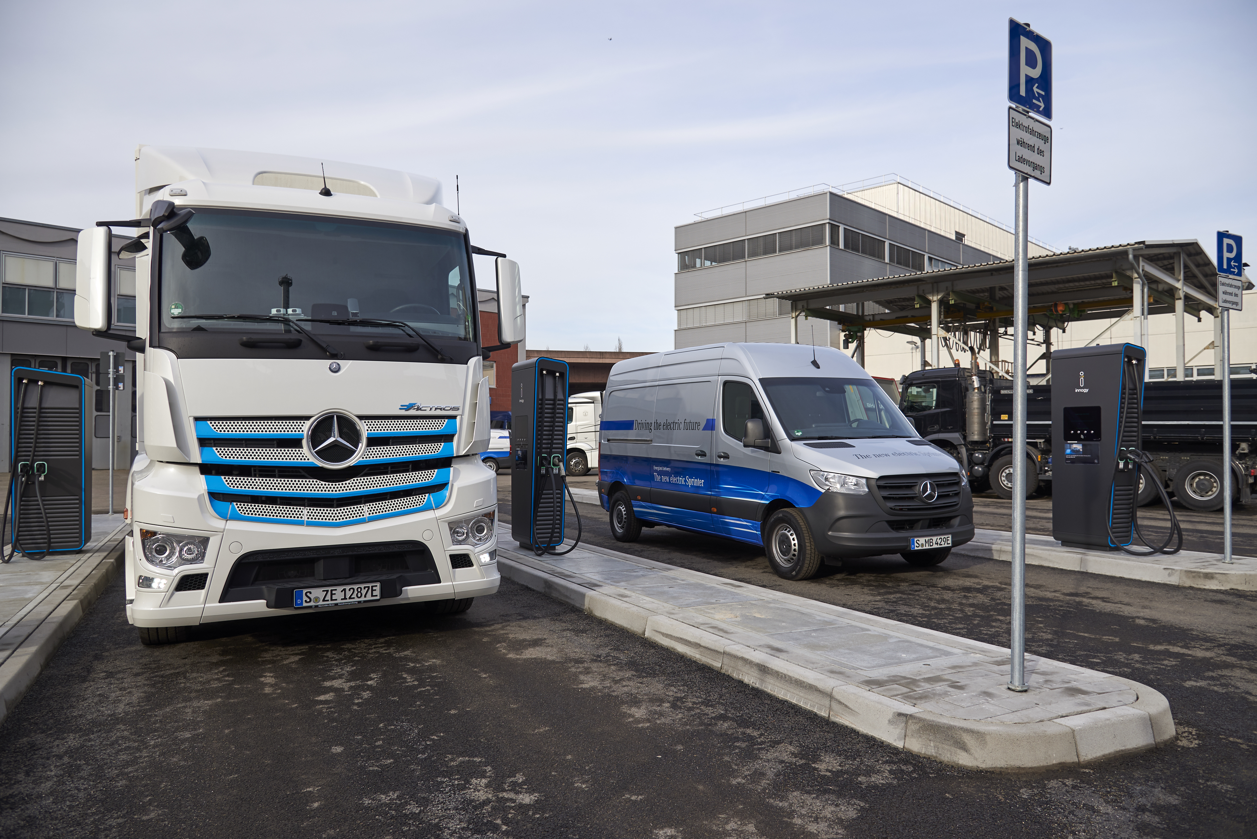 Daimler eröffnet neuen Ladepark für elektrische Nutzfahrzeuge am Standort Untertürkheim. Daimler opensnew charging park for electric commercial vehicles at the Stuttgart-Untertürkheim headquarters. 