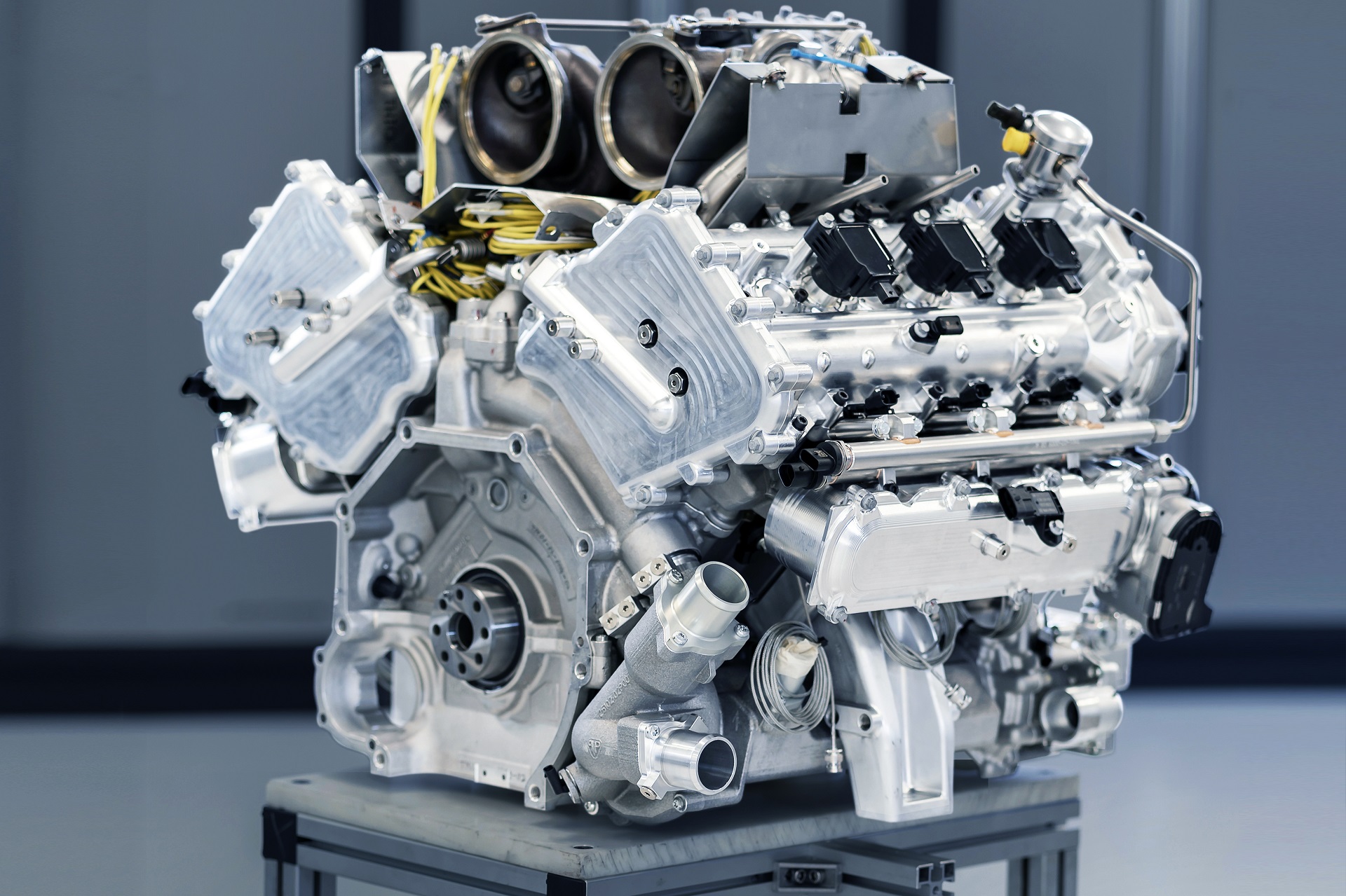 New_Aston_Martin_V6_Engine_02