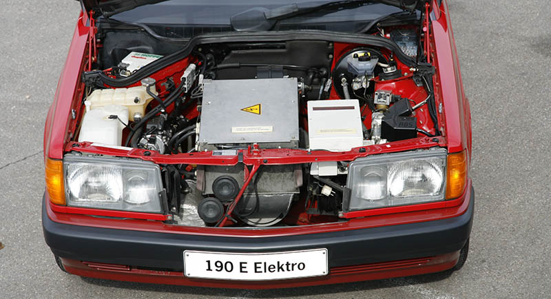 Erprobungsfahrzeug Mercedes-Benz Typ 190 (W 201) mit Elektroantrieb, 1991. Mercedes-Benz 190 model, experimental vehicle (W 201) with electric drive, 1991. 