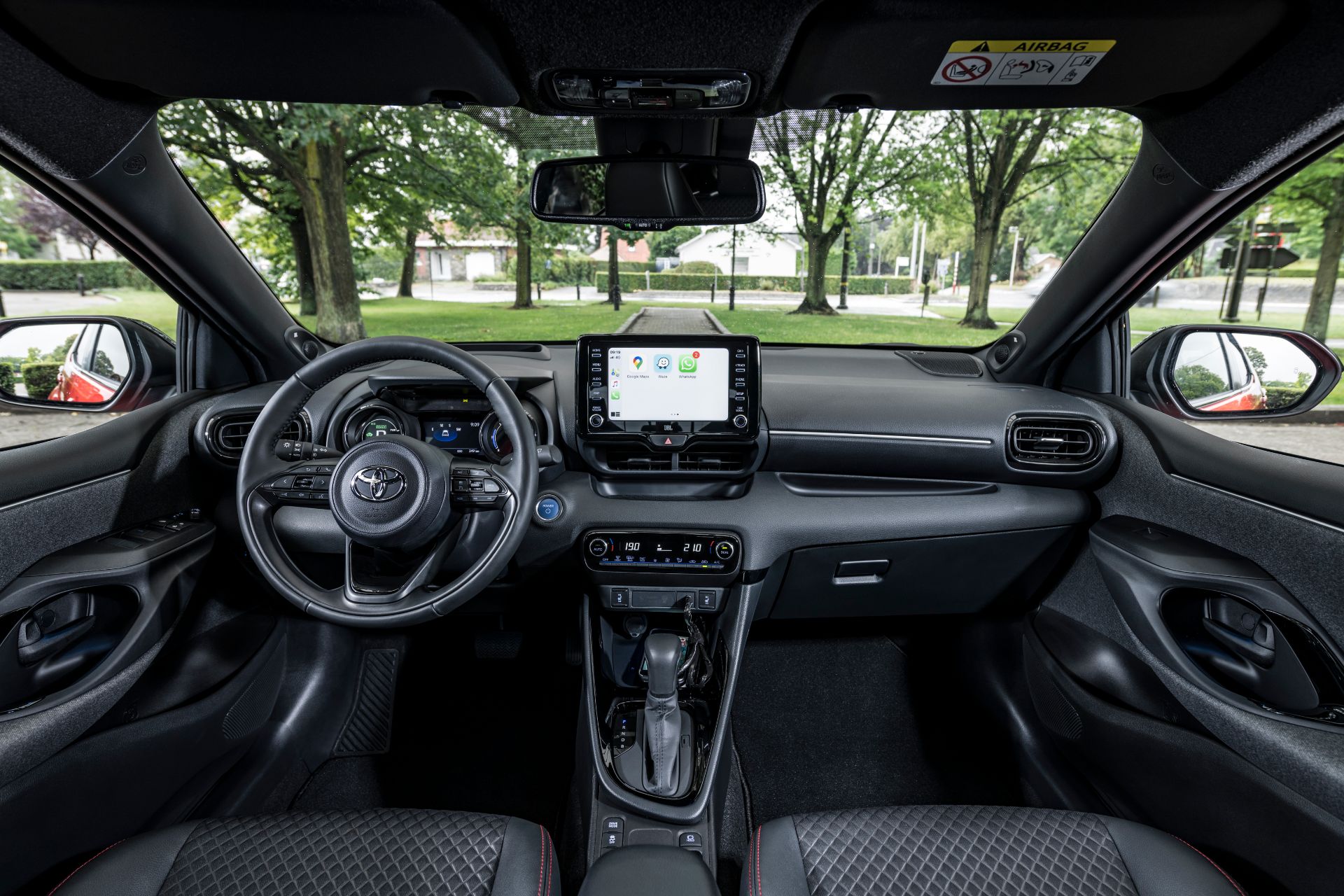 Toyota-Yaris-Hybrid-2020-interior (1)