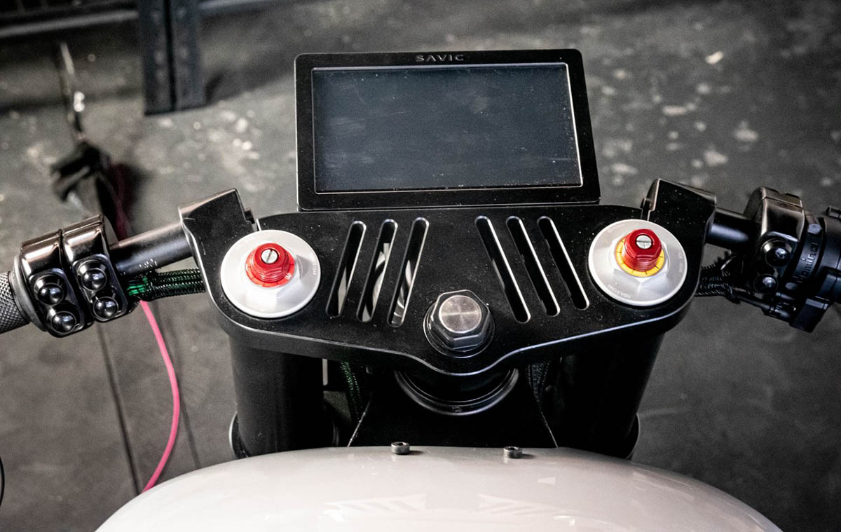 manillar y pantalla Prototipo motocicleta eléctrica Savic Motorcycles