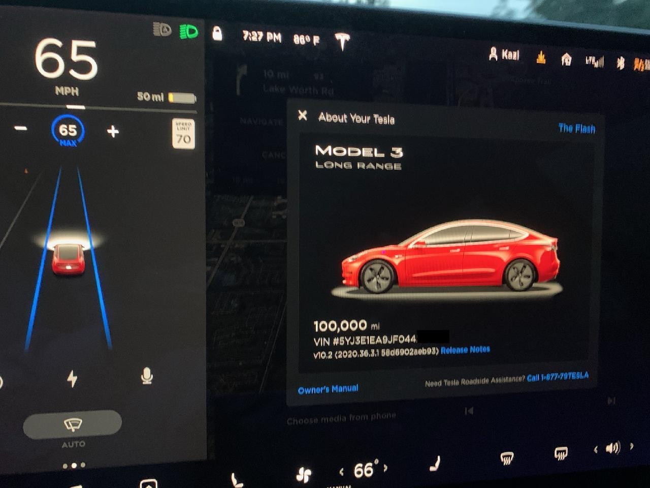 Tesla Model 3 de Kazi mostrando las 100.000 millas recorridas.