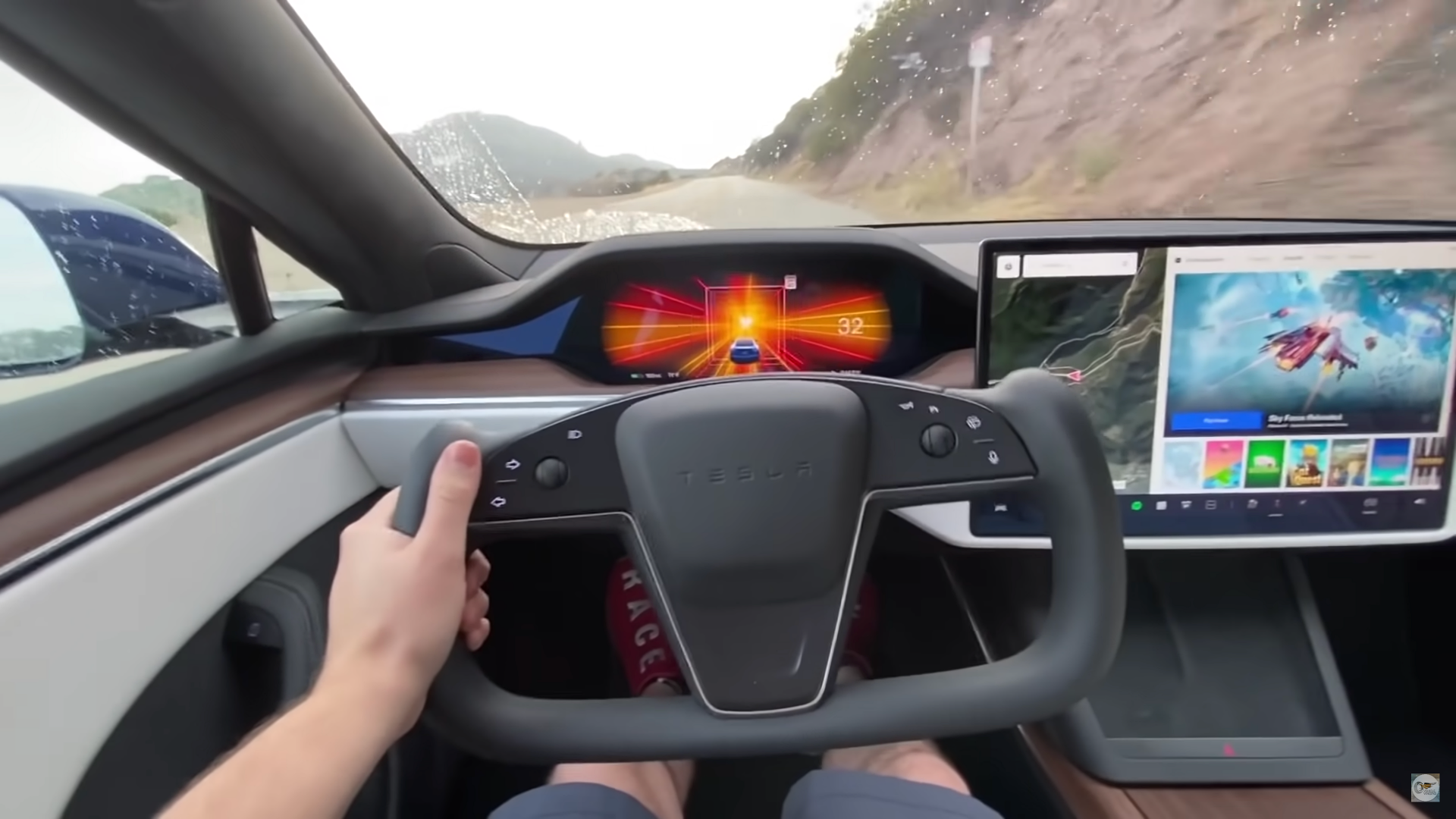 El cuadro del Tesla Model S Plaid adopta el patrón tartán al acelerar desde parado.