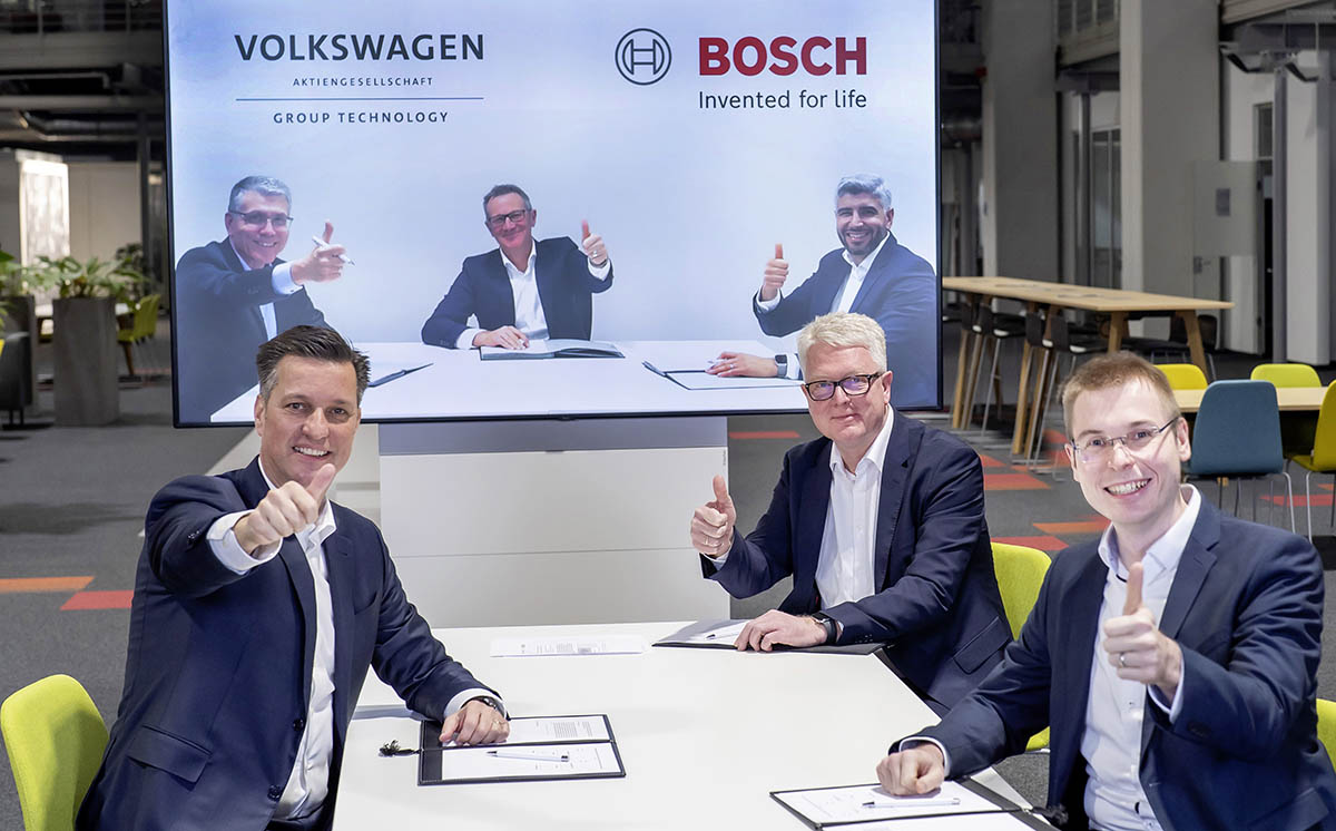 Signing on January 17, 2022: (front row, l.to r.) Thomas Schmall, Volkswagen Group Board Member for Technology; FrankBlome, Head of Battery Volkswagen Group, Sebastian Wolf, Head of Operations Battery Cell Volkswagen Group.(back row, l. to r.) Günter Krenz, General Manager Bosch Manufacturing Solutions, Rolf Najork, Member of the Board of Management, Robert Bosch GmbH, Aemen Bouafif, Assistant to the Bosch Board of Management.