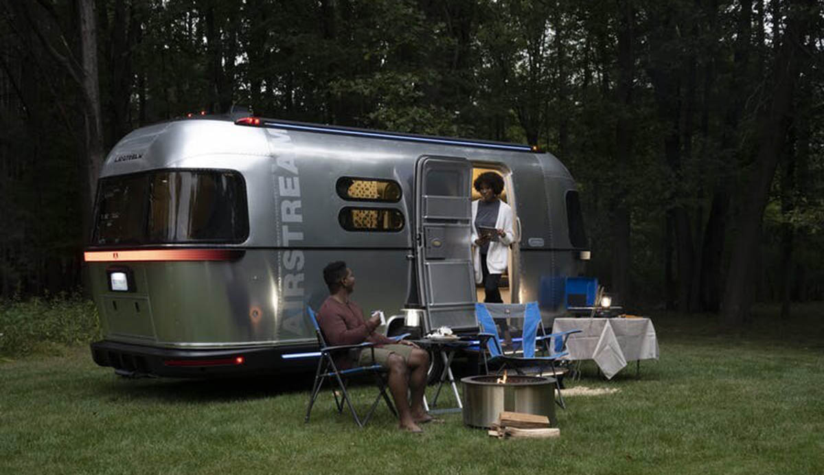 caravana electrica autopropulsada Airstream Thor-acampada