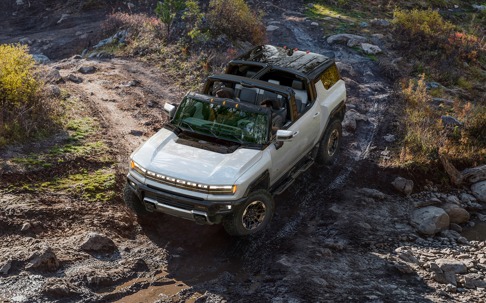 The GMC HUMMER EV SUV completes the HUMMER EV family and features a 126.7-inch wheelbase for tight proportions and a maneuverable body, providing remarkable on- and off-road capability.