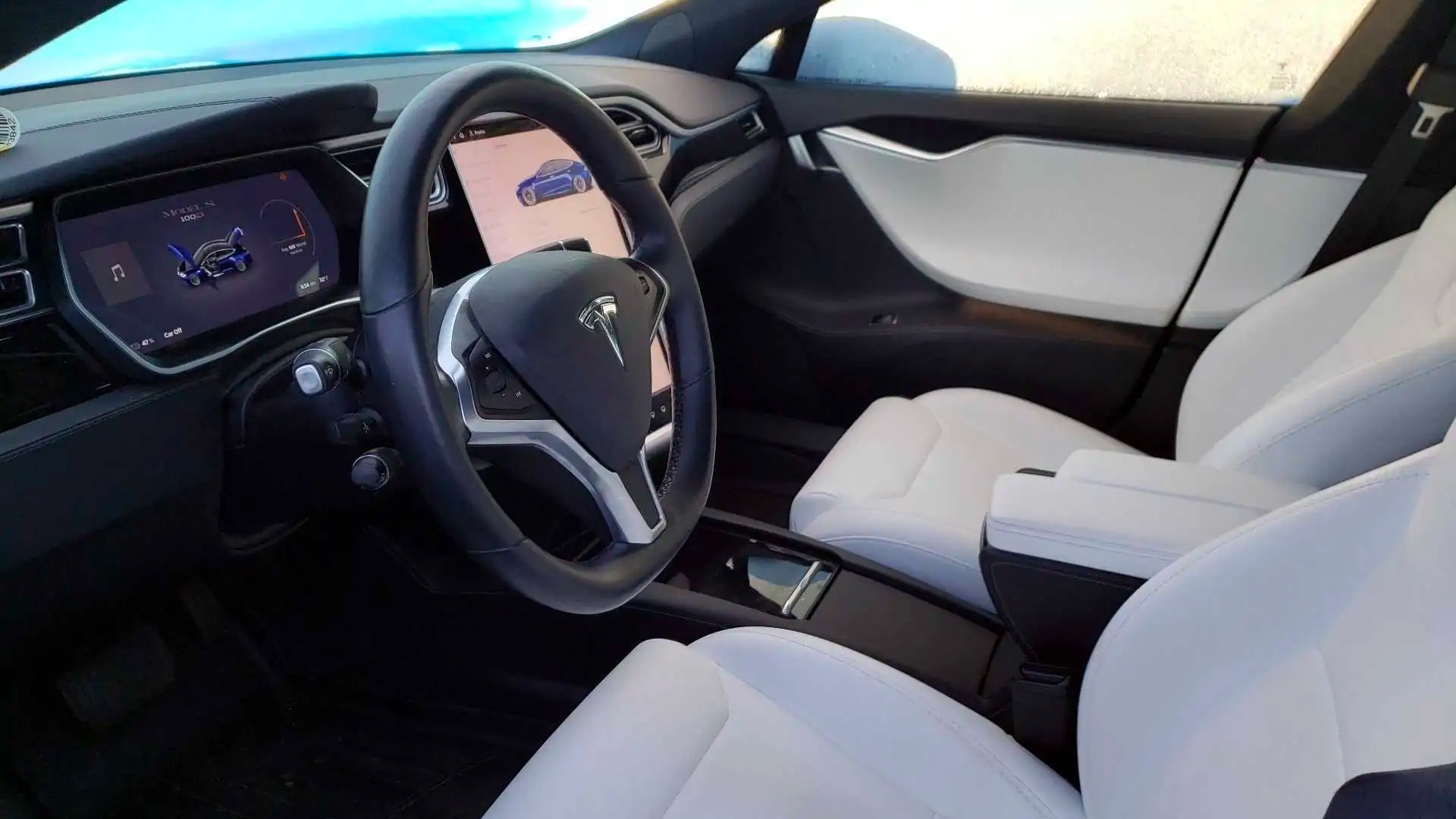 Interior del Tesla Model S en cuestión.