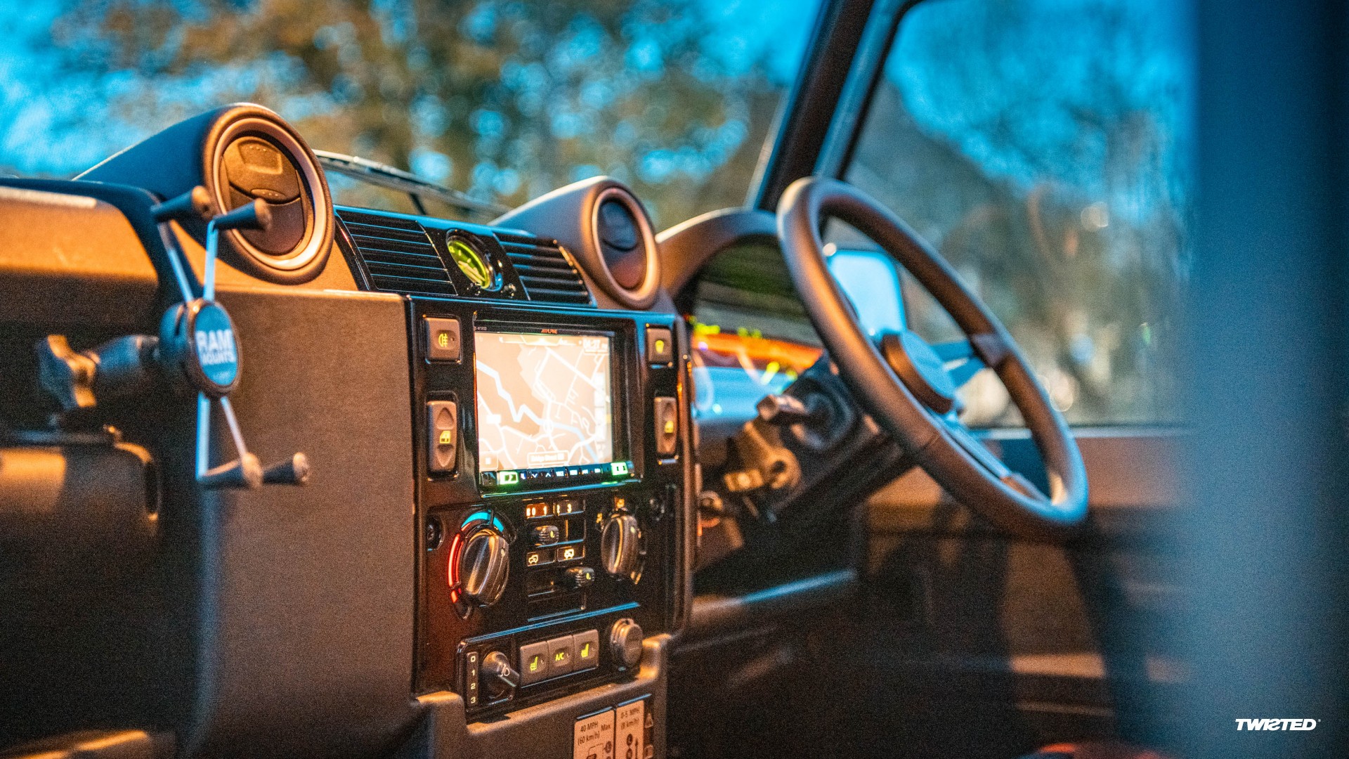 land-rover-defender-electrico-twisted_interior