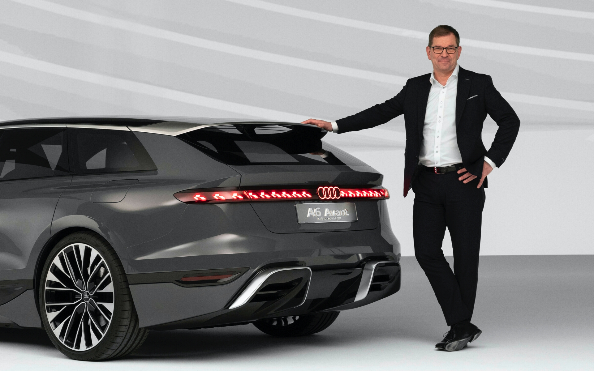 Markus Duesmann junto al recién presentado Audi A6 Avant e-tron conceptual, el anticipo del A6 eléctrico familiar.