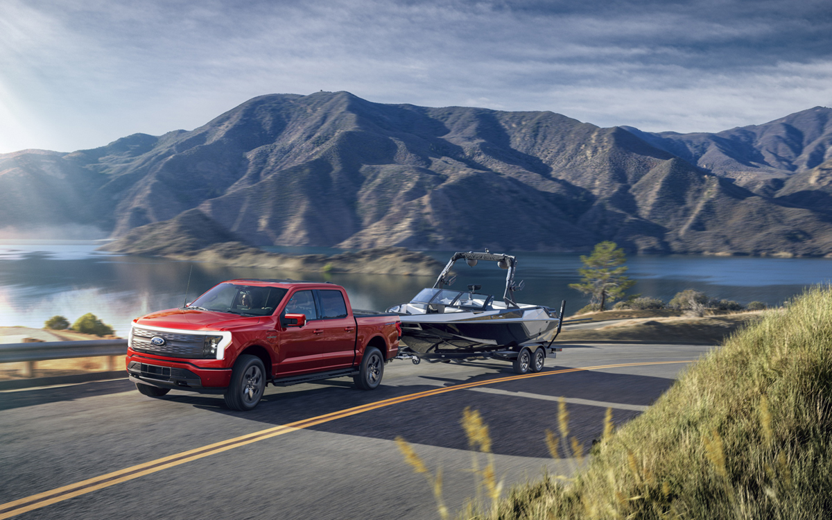 2023-Ford-F-150-Lightning-Towing-6