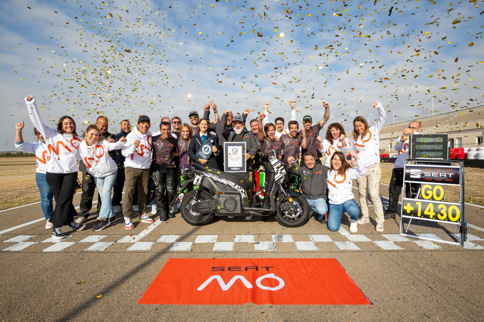SEAT-MO-125-Performances-biggest-challenge-the-urban-electric-scooter-achieves-two-Guinness-World-Records-titles_01_HQ