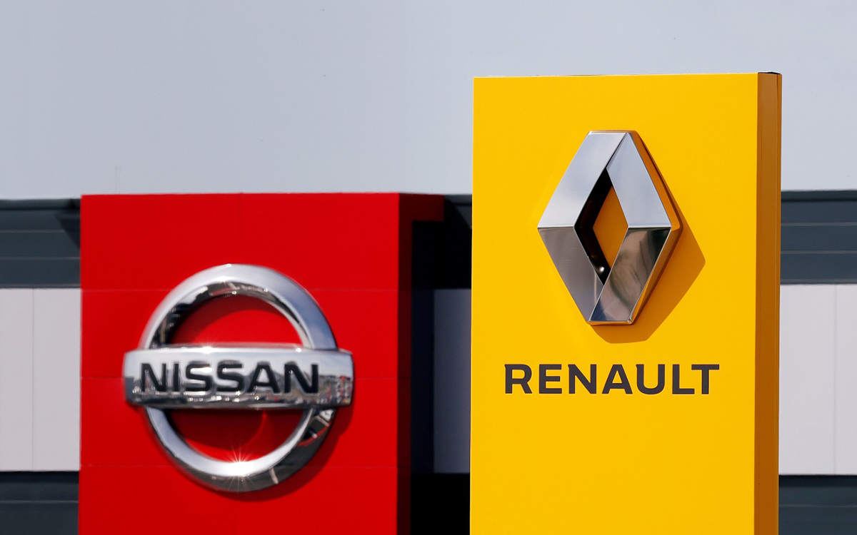FILE PHOTO: The logos of car manufacturers Renault and Nissan are seen in front of dealerships of the companies in Reims, France, July 9, 2019. REUTERS/Christian Hartmann/File Photo