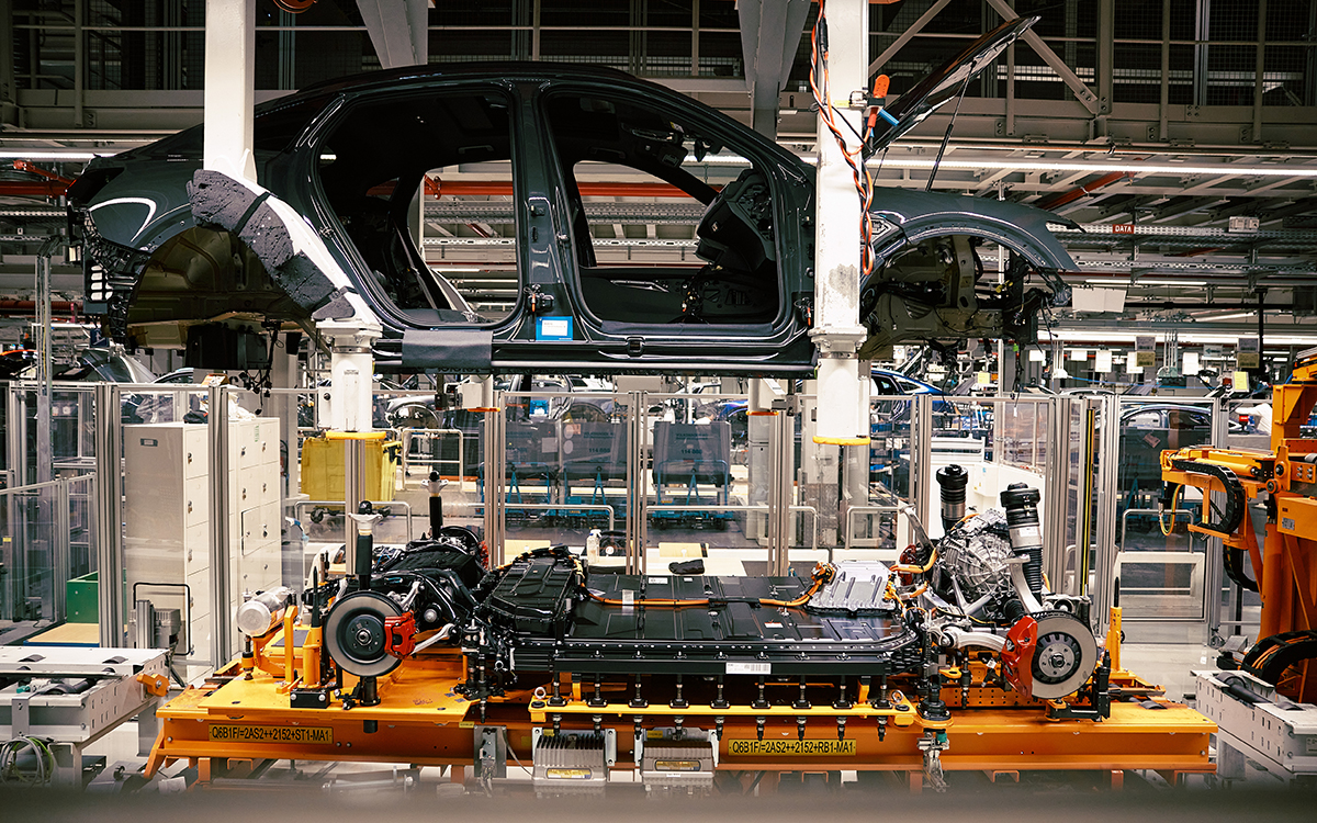 In Brussels, the chassis, transmission, e-motor, and high-voltage battery are installed in the body of the Audi Q8 e-tron.