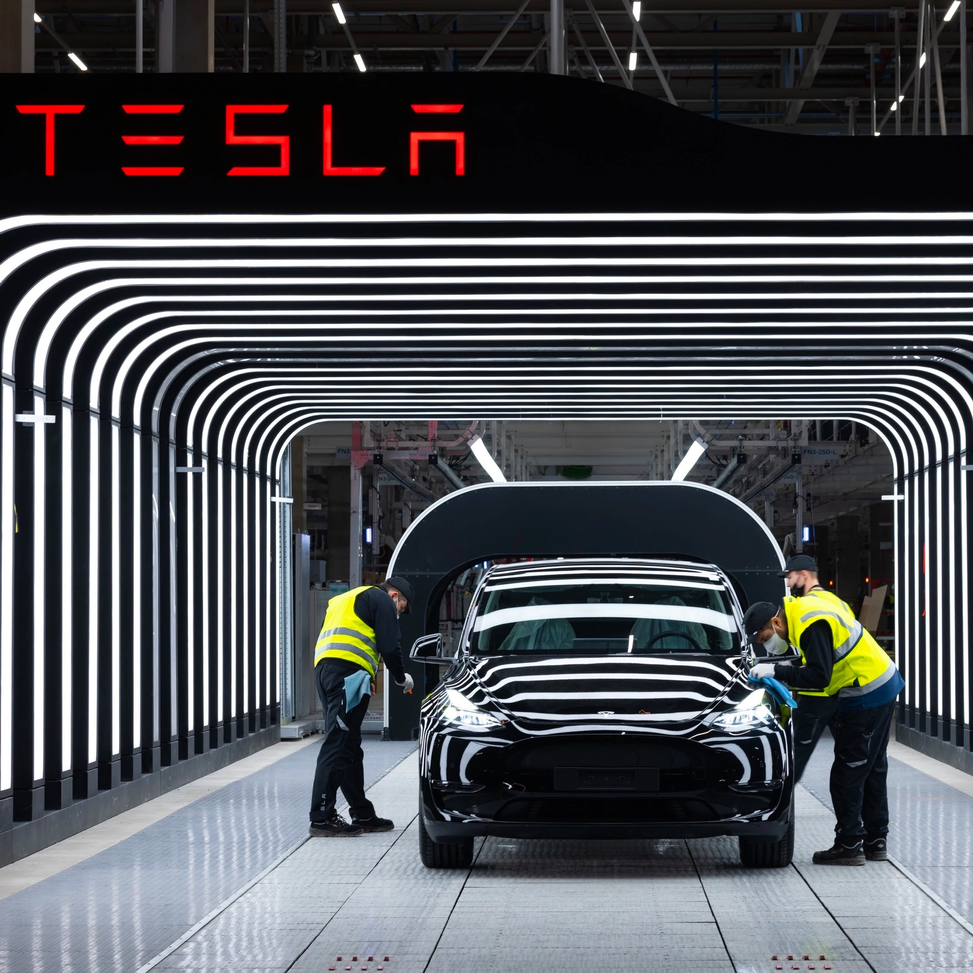 Tesla Model Y afrontando el último proceso de inspección en la fábrica alemana después de ser producido.